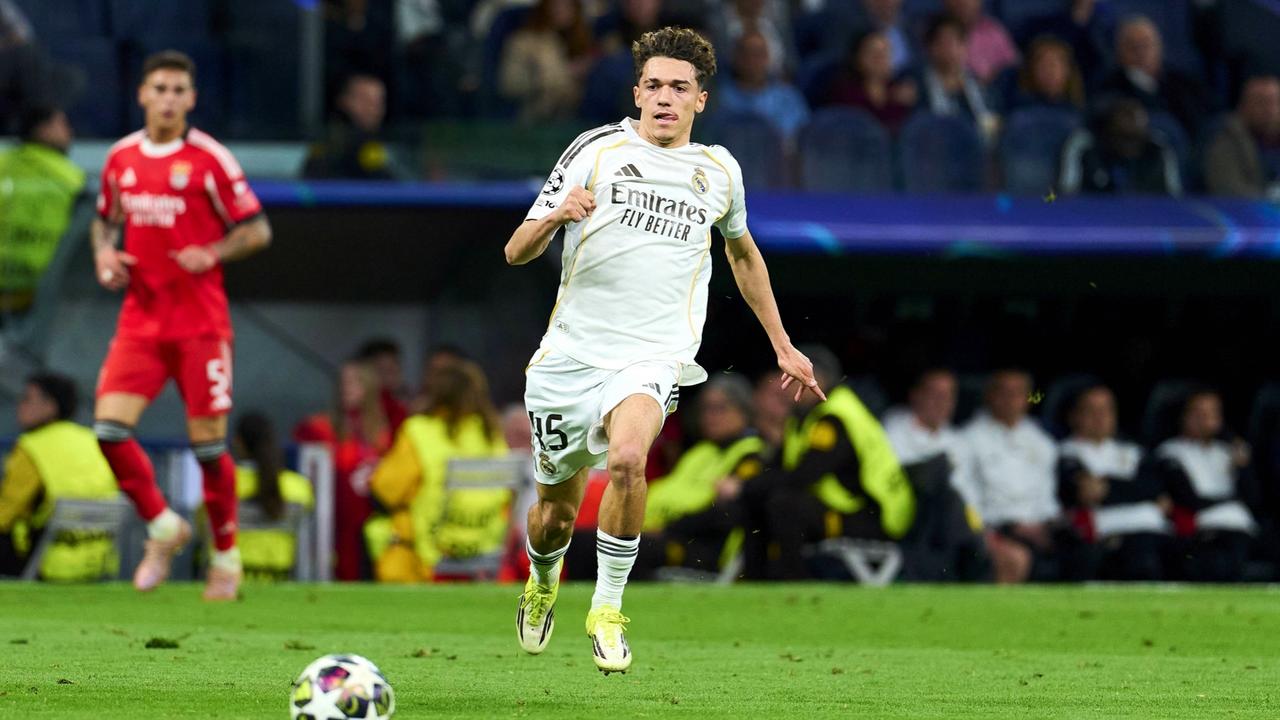 多家经纪公司争抢18岁皇马新星皮塔奇，他们都想将这位天才招致麾下。
德转身价更新