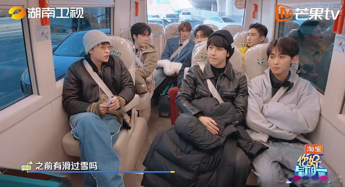 刘宇滑雪上手就会 学习能力太顶了！滑雪环节教练刚指导完，刘宇就掌握核心技巧，迅速