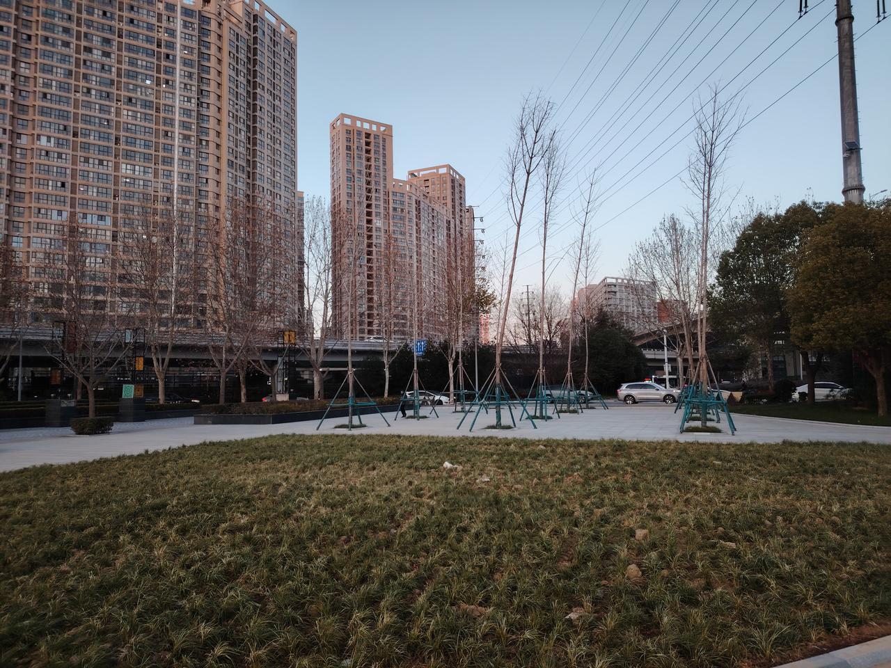 重庆垫江一中发布情况通报，指出该老师工作方式过于简单、行为失当，此事引发社会广泛