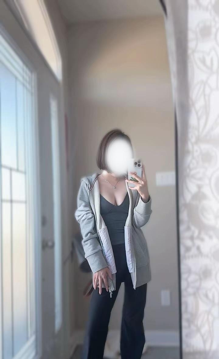 友友们周末愉快 晒晒老婆今天的出门穿搭
天气暖和了 可以多出门了