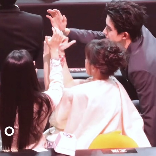 文淇周也敖瑞鹏合拍文淇周也敖瑞鹏花式比心 好家伙你们仨 