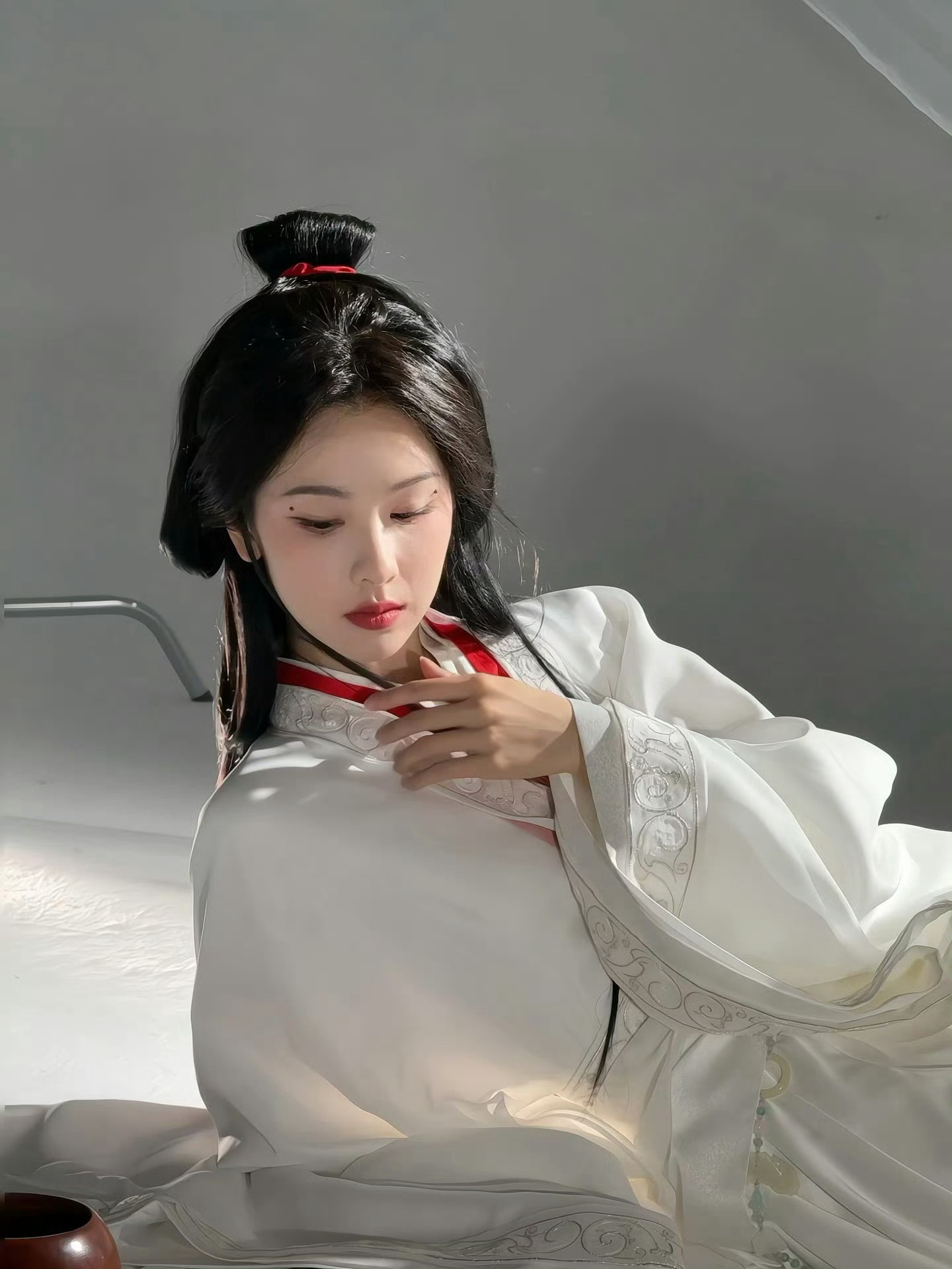 陈都灵清冷感白衣造型都都这套造型真的很美啊！！这才是古言权谋女主该有的样子