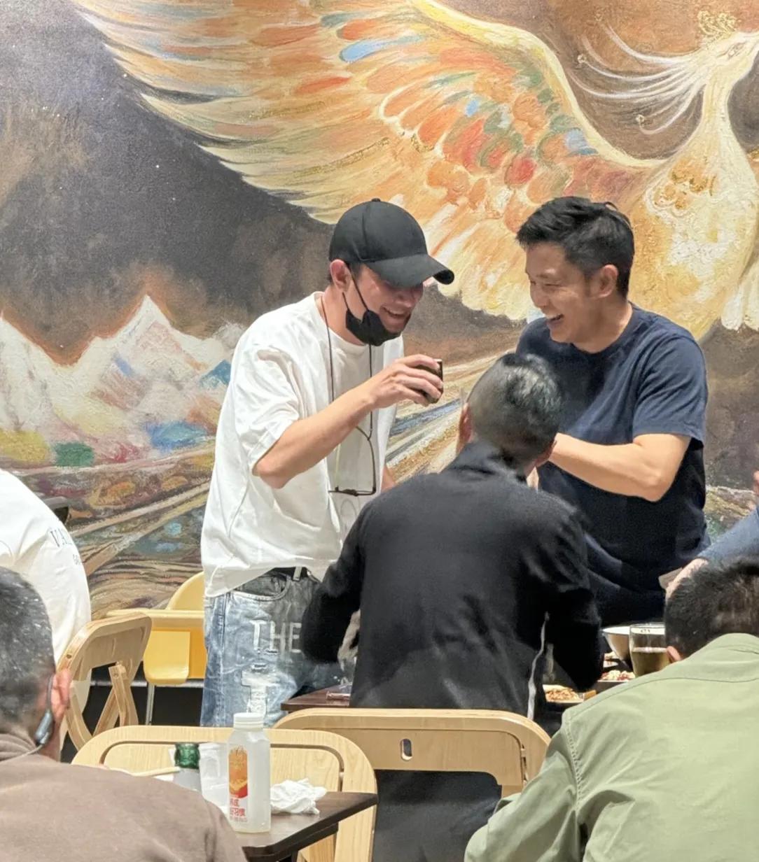 文章现身上海自己开的餐厅，餐厅里来了好多客人，文章热情招待每一个客人，还和客人一