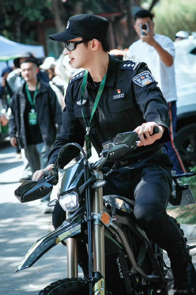 黄景瑜徐若晗现偶cp感厉夏cp的路透含金量真的很高，雨林背景加上复古胶卷质感，把