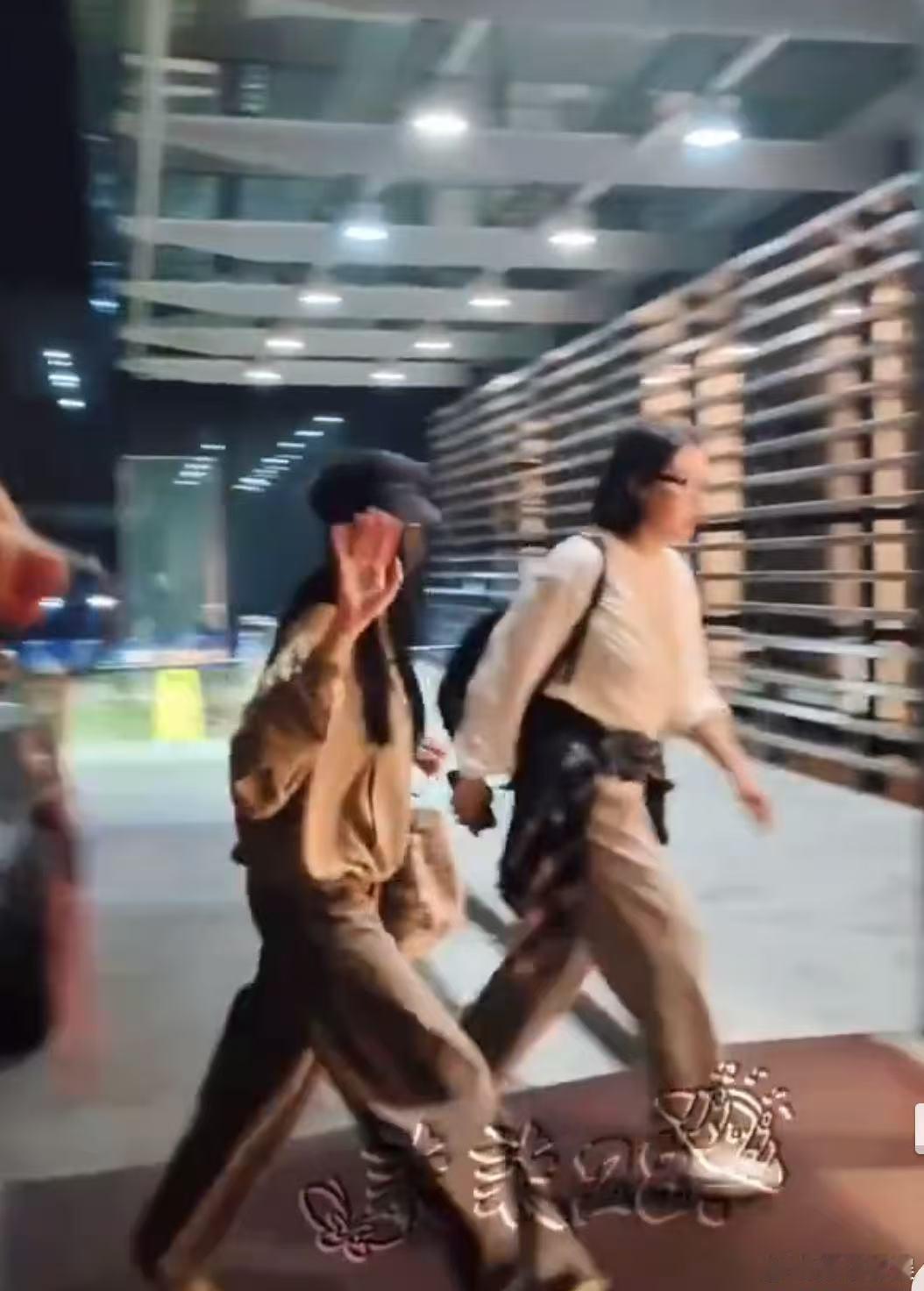 迪丽热巴启程出发巴黎时装周迪丽热巴启程巴黎时装周路透迪丽热巴启程巴黎时装周路透，