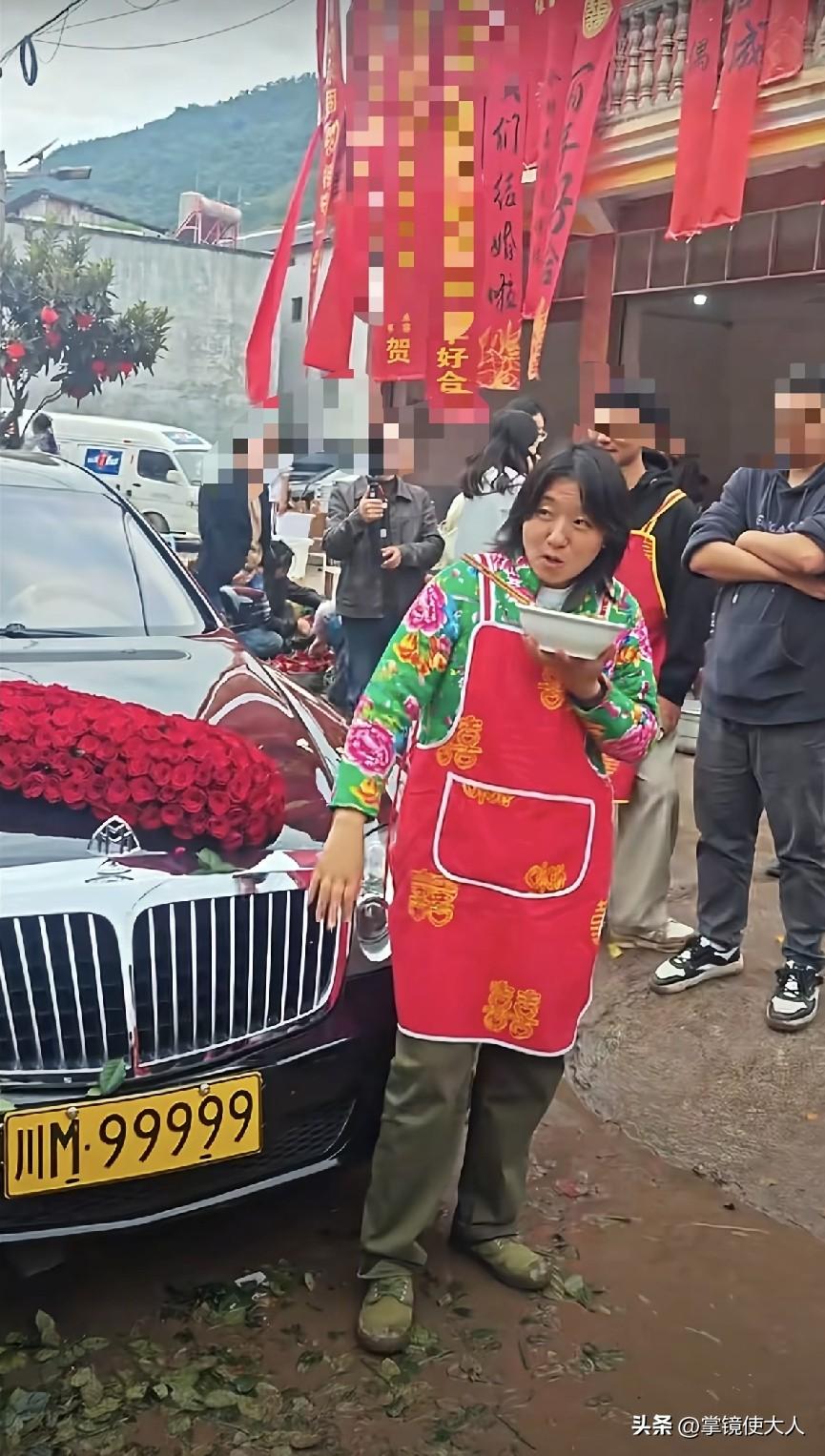 小小徐结婚，最“冤”的人出现了，开着迈巴赫，路虎揽胜，凯雷德3台豪车过去，还在小