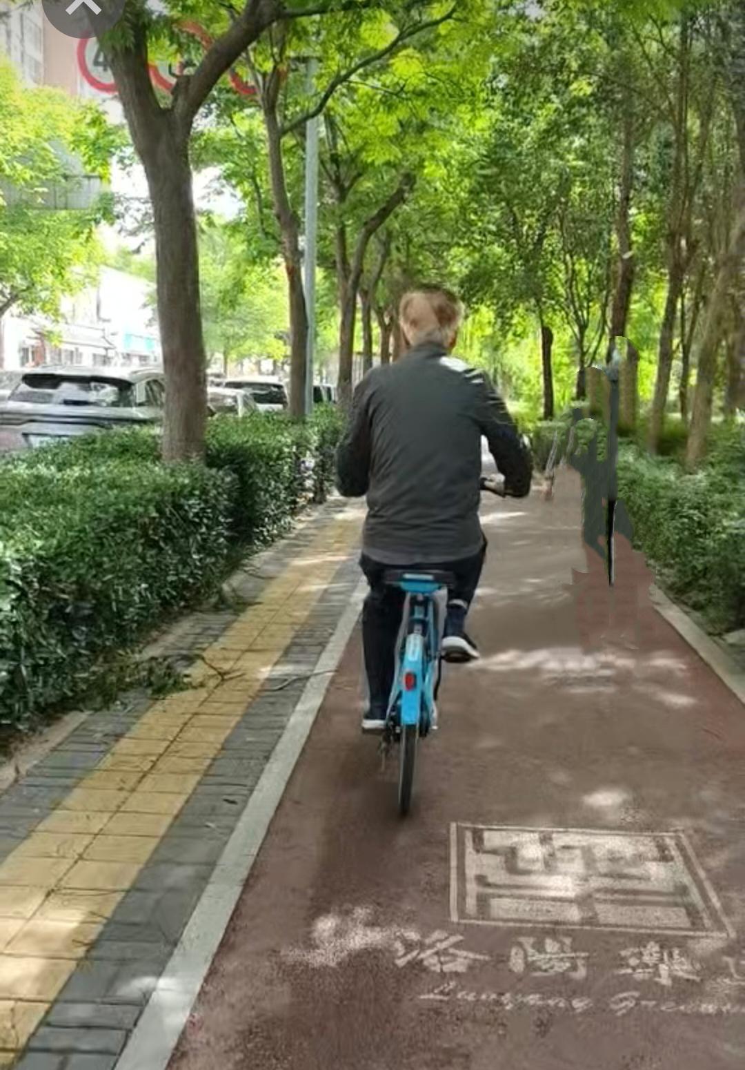 历经2个多月的治疗加康复锻炼后，年前患脑梗的哥哥今天可以骑共享单车了，嫂子在他背