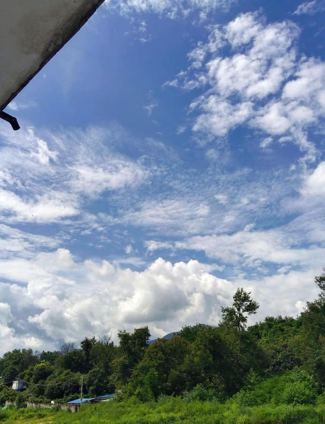 总以为自己还年轻，却忽略了岁月的脚步，当身边一道道风景变成了回忆，却忽然发现风景