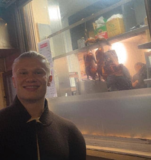 一人一张运动员反差神图  微博热点趋势报告 ⚽ 球场上的哈兰德是飞天遁地的 “魔