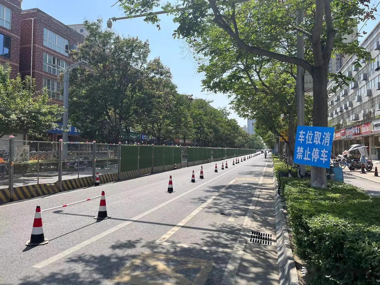 下午路过西安长安韦曲北街，发现靖宁小区北门至靖宁路十子段，架起了围档，要开始施工