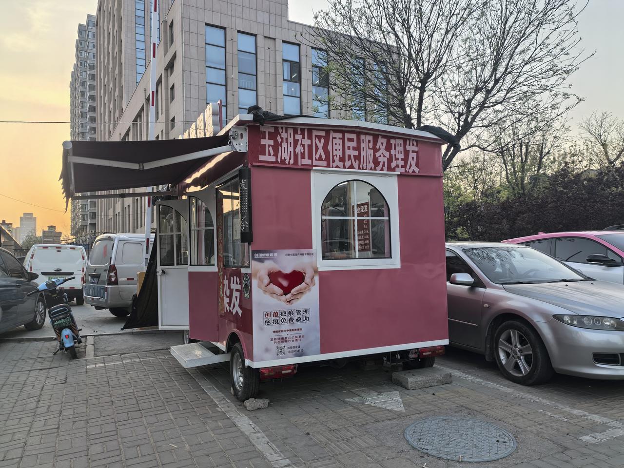 5元理发满街有，如今又迎小屋子
在城管的认同下，现在，榆次街头满大街涌现的一把椅