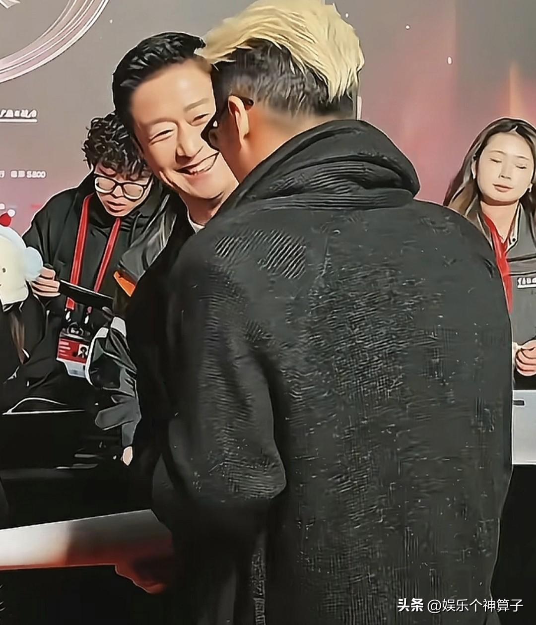 谢霆锋大冷天走红毯还秀胸肌，吴京都忍不住笑了！
2月5日，微博之夜红毯如期而至，