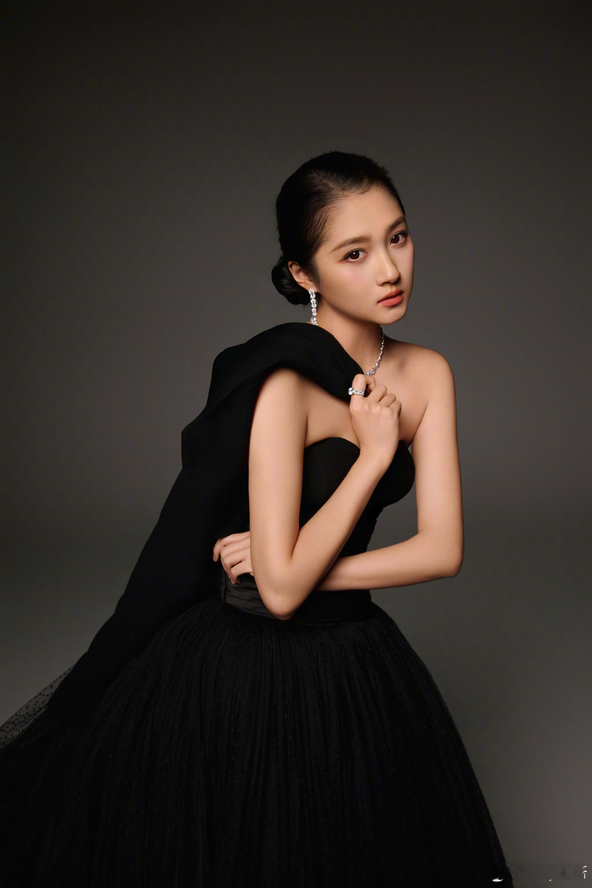 关晓彤黑色复古抹胸裙关晓彤暗夜女爵关晓彤暗夜女爵造型🈶 美的不可方物关晓彤