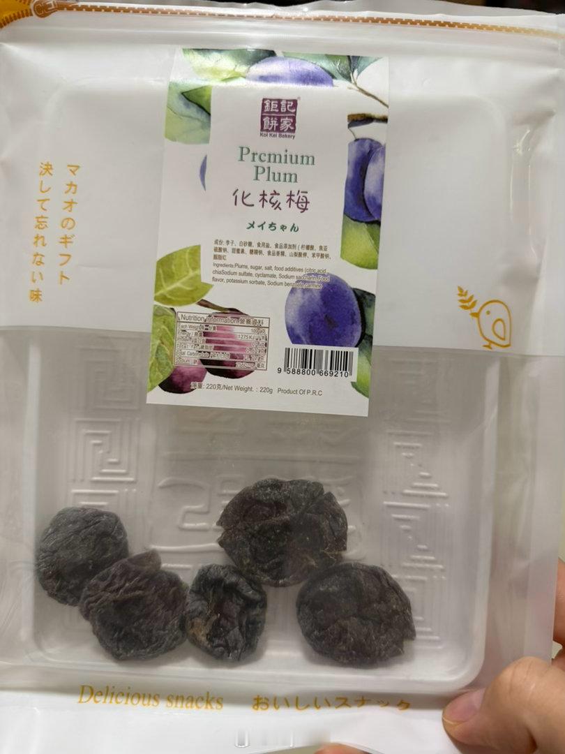 这个梅子还有杏仁饼是怎么都吃不腻，但是梅子一次只能吃两三颗还是有点酸的，杏仁饼是