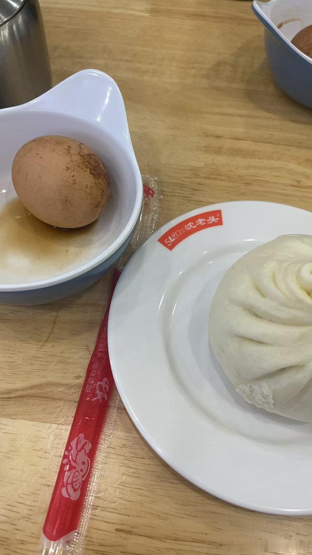 一个猪肉酸菜包，一个茶叶蛋解决早餐 