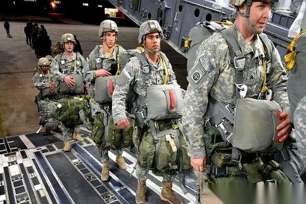 美国明尼苏达州，这事儿闹大了。

已经不是抗议那么简单了。州长直接掀了桌子，下令