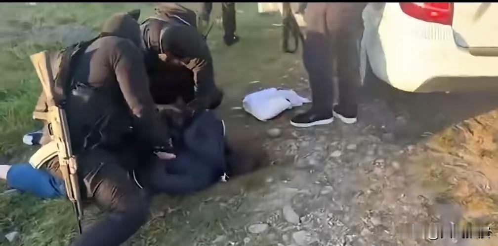 俄联邦安全局挫败两起恐怖袭击图谋

俄罗斯安全局真给力，一下子拦住两起恐怖袭击，