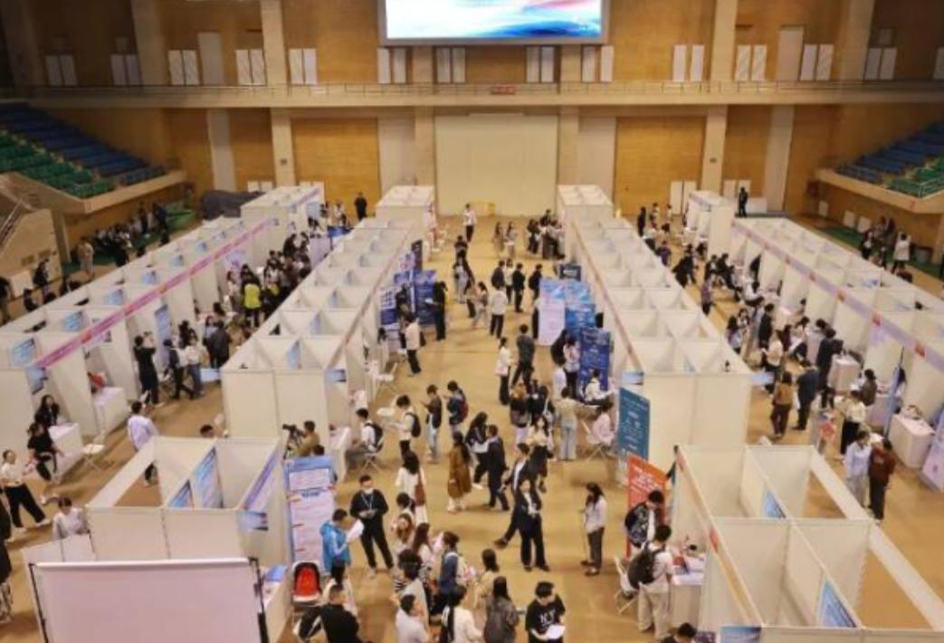 中央亮剑了，十五五规划直接把"遮羞布"扯了下来，5000万大学生，满大街的本科文