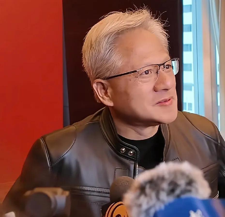 黄仁勋的情商很高，卖给我们芯片的时候还不忘夸奖一下华为。黄仁勋说：自己做了很多年