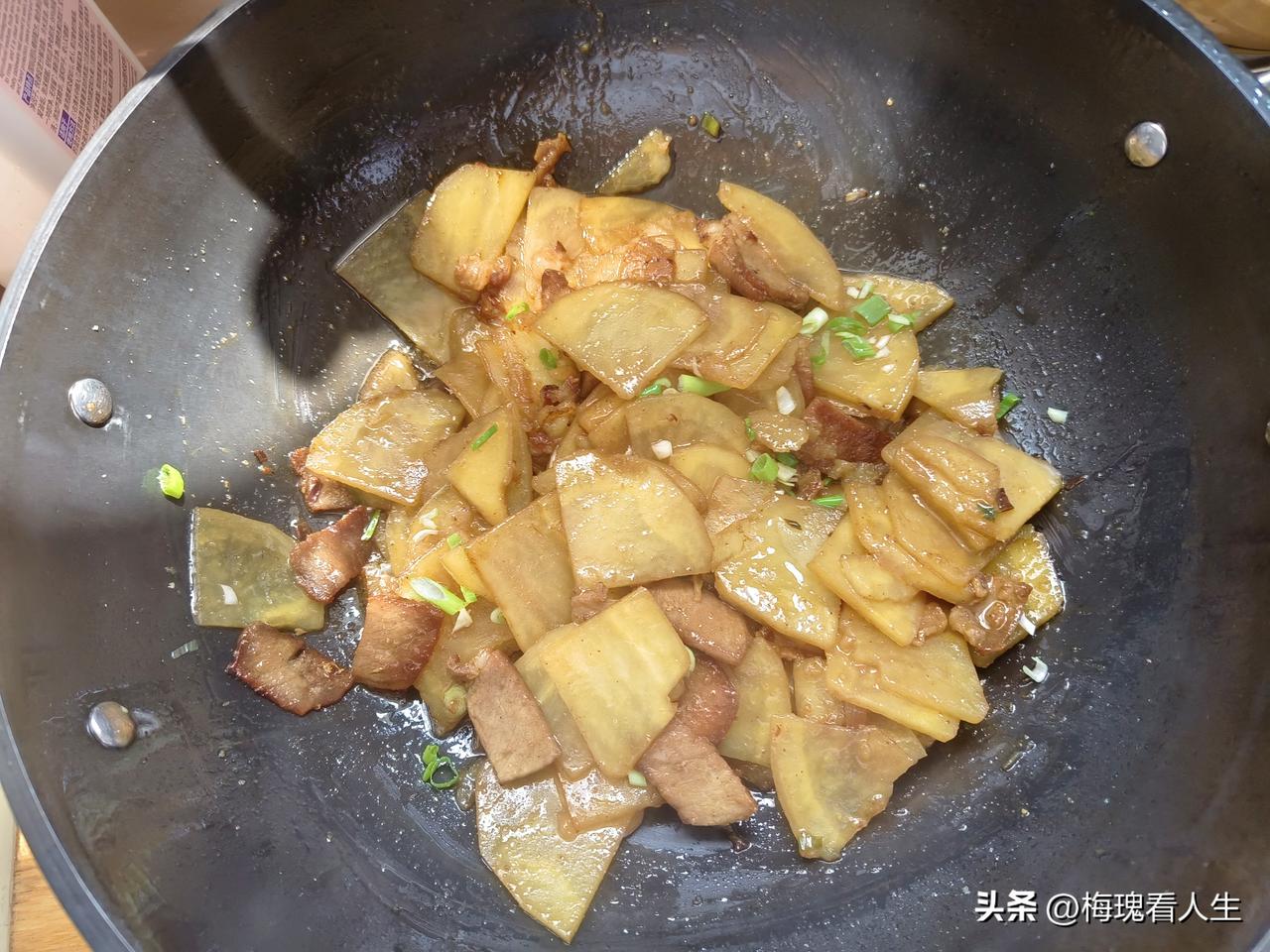 最简单的家常菜还得是炒土豆片，切点五花肉煸出油脂，土豆片下锅慢慢焖软。
薄厚切均