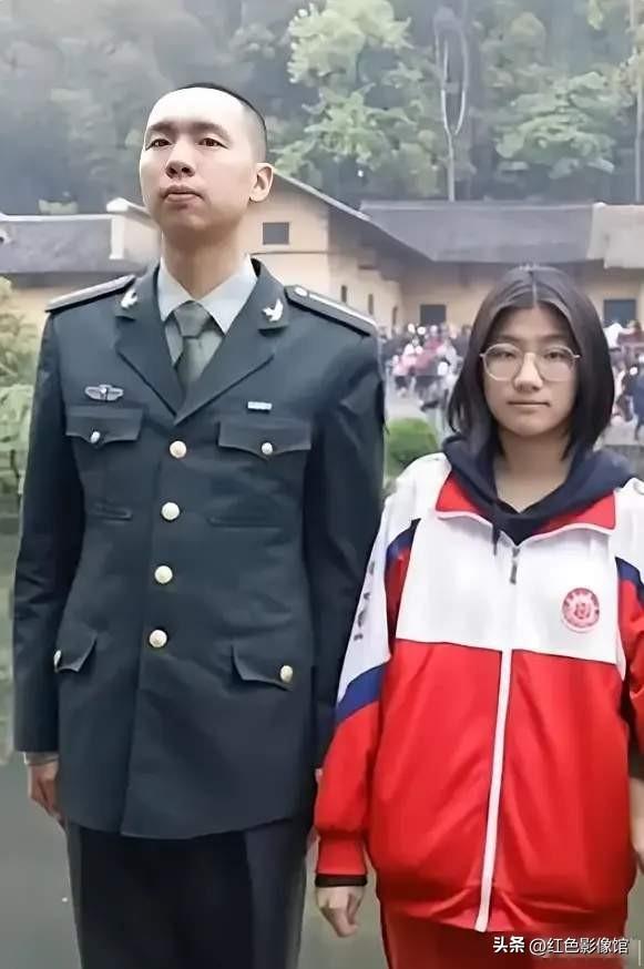 毛东东是毛泽东同志曾孙，考入国防科技大学，身着军装立志从军报国。妹妹毛甜懿勤奋好