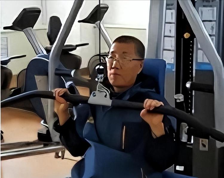 2000年，哈尔滨一个26岁小伙意外离世，他的心脏移植给了57岁的杨孟勇。没想到