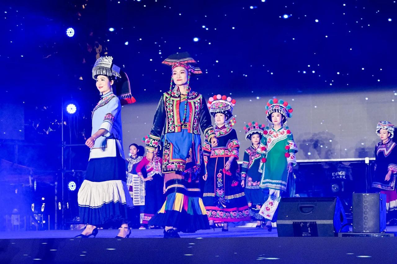 【牟定之夜，星光璀璨】
5月6日晚，云南，牟定化湖广场，星光灿烂，璀璨全城。
