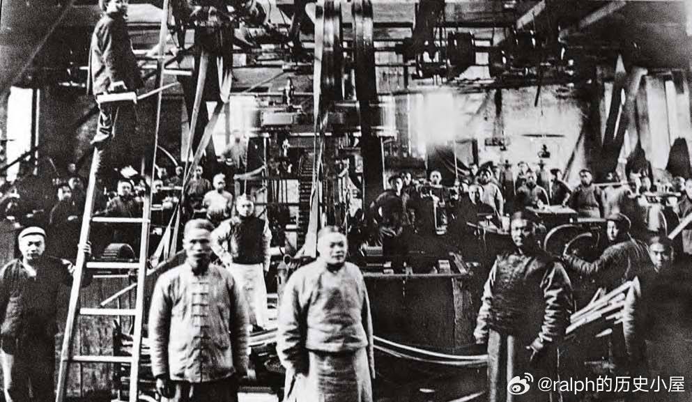 1902年北洋（直隶）银圆局创建，并获得铸币权。图为银圆局轧片车间历史影像 ​​
