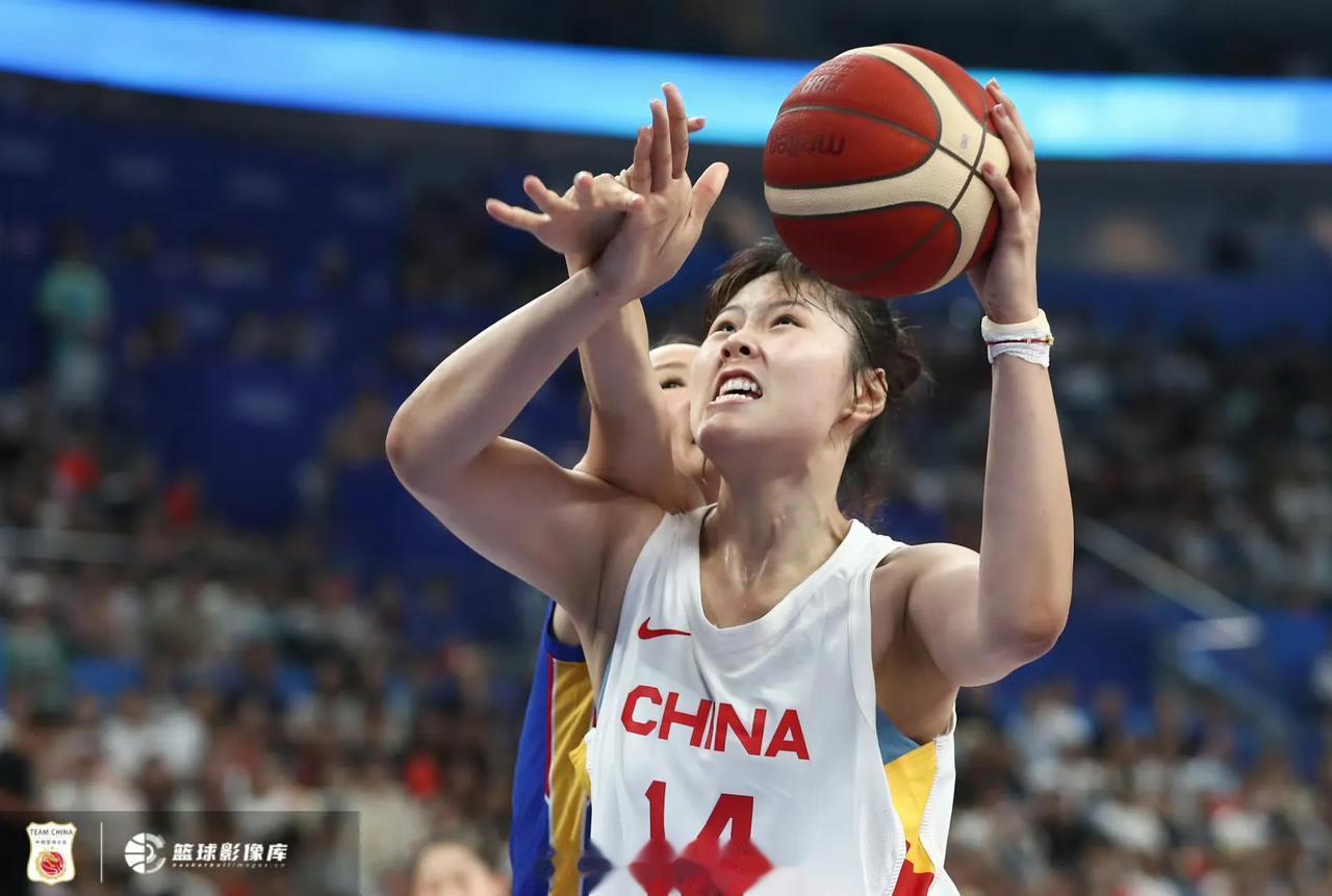 本次亚运会，中国女篮最让我惊喜的是小宝李月汝。
去年WCBA总决赛她意外受伤以后