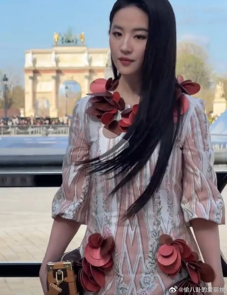 真的不知道是衣服的问题，还是拍照技术的问题，为什么周冬雨这个衣服像个机器人？ 