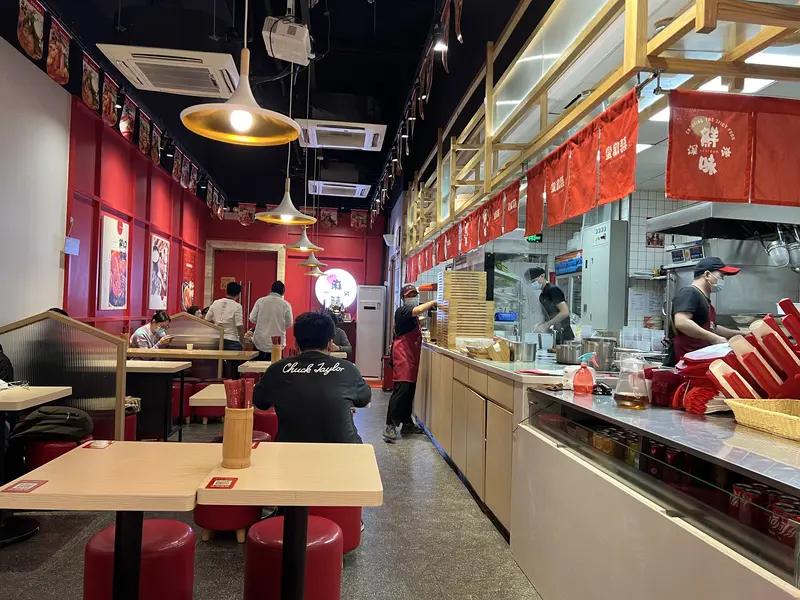 温州一市民称在快餐店就餐，洗手回来发现餐食被老人偷吃！据说这老心经常蹲守偷偷吃他