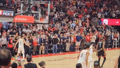 确实忍不了！科尔狂喷裁判被罚出场！
在今天NBA常规赛勇士对阵快船的第三节比赛中