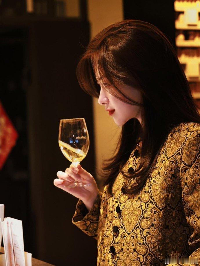 朱珠的贵气感穿搭夯爆内娱朱珠的侧颜确实很曼妙 朱珠把贵气穿成了本能！基础款也能穿