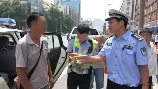 外地瓜农误闯禁行本可只教育，先罚款再买瓜看似暖心，难免有蹭热度嫌疑
 
近日，上
