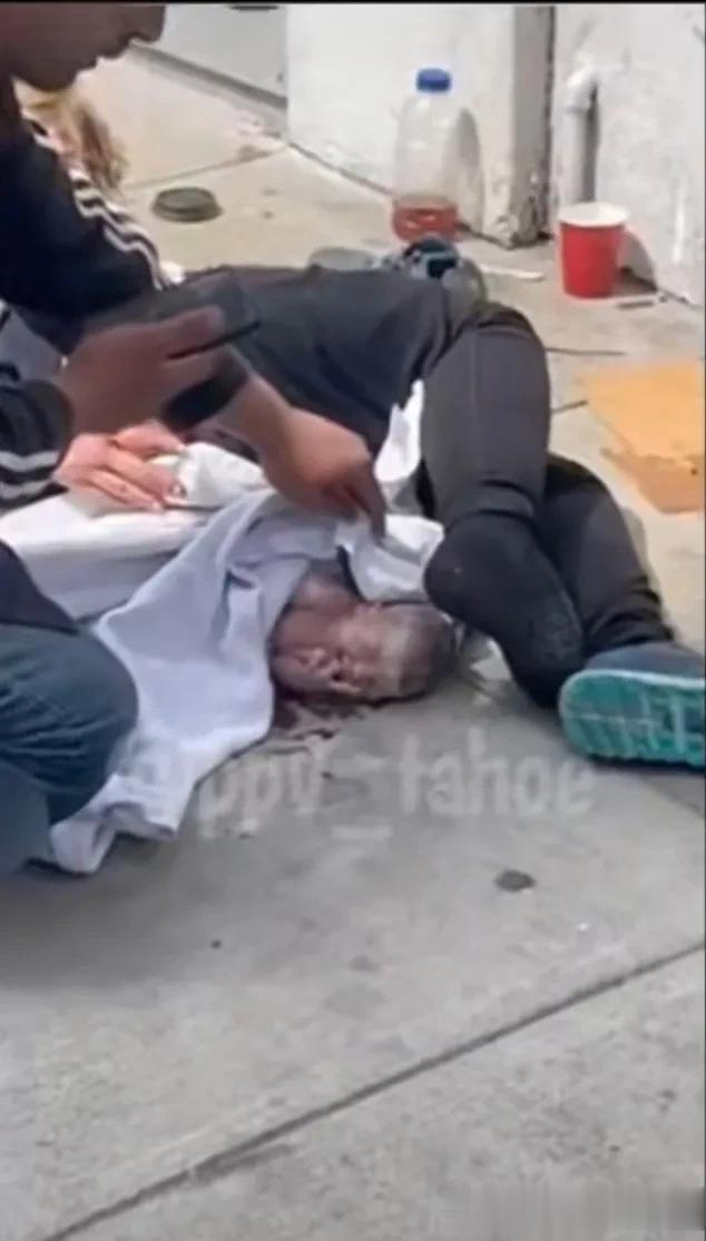 发生在美国三藩的真实一幕，
根据拍摄视频的路人目击者称，一瘾君子女子在街边吸了一