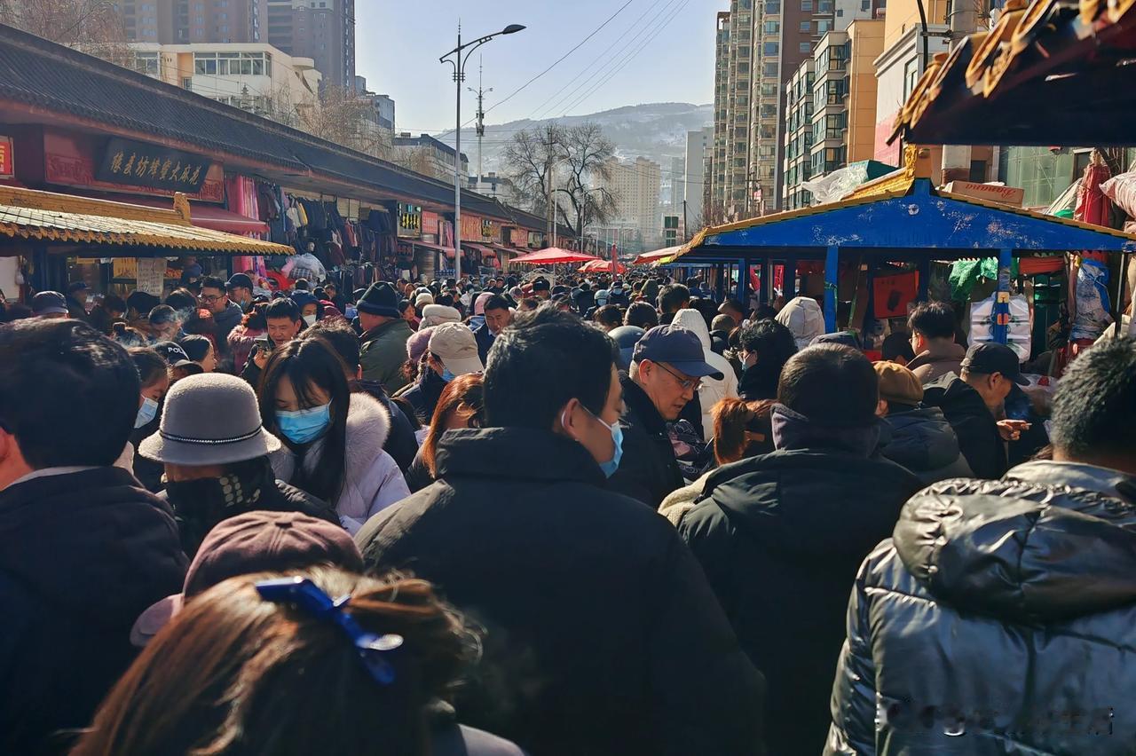 天水人的年味儿，从买年货开始。今天去了秦州区的坚家河菜市场，真的是人山人海，如果