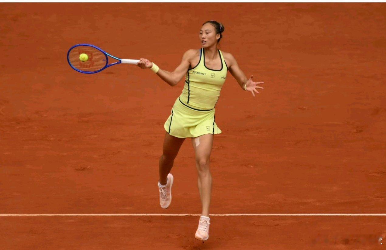 绝境再遇破发危机！郑钦文红土对决肯宁陷苦战，0-2落后决胜盘命悬一线郑钦文vs肯