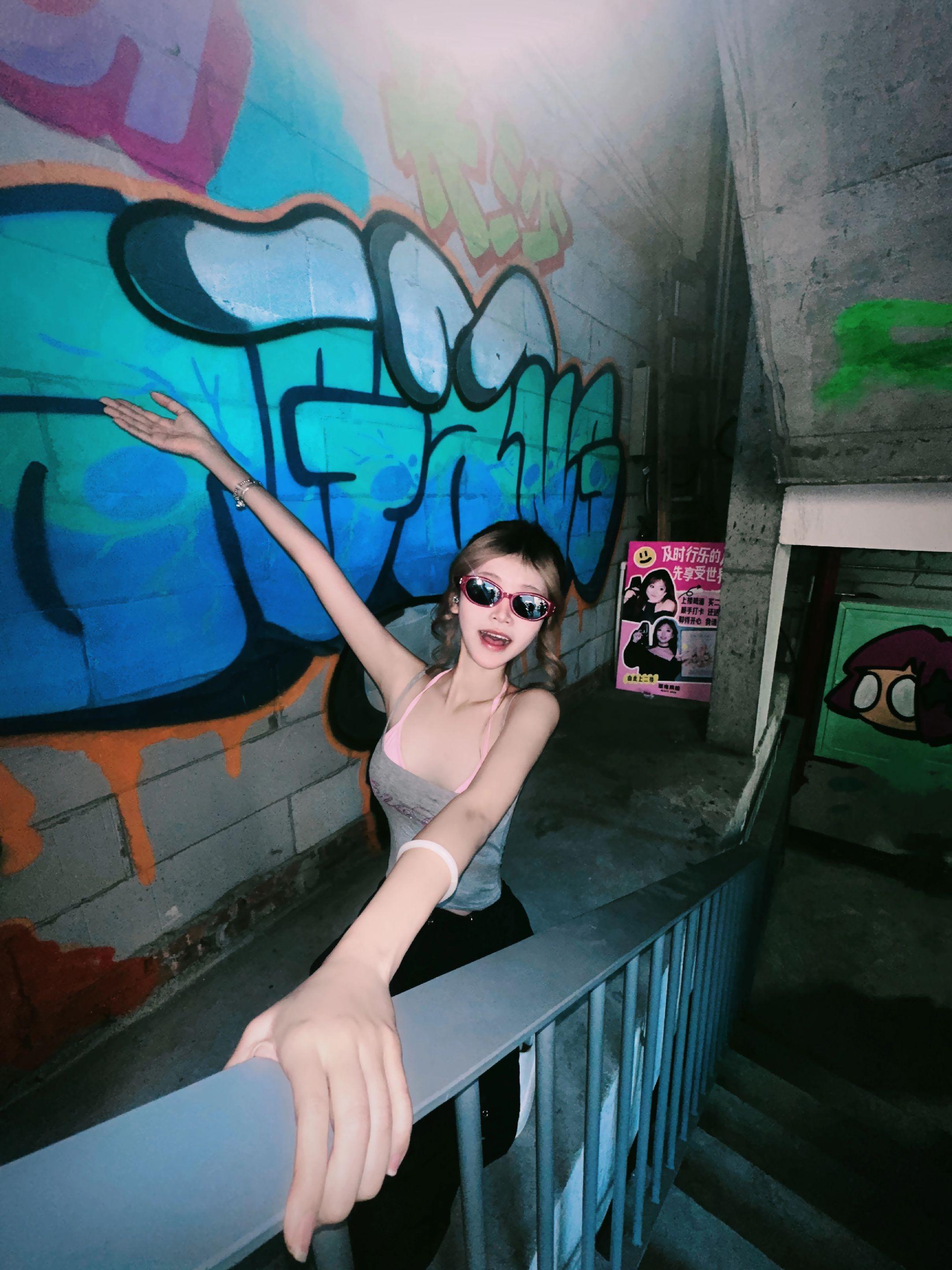 生活总跟我开玩笑 还好他妈我也爱笑。