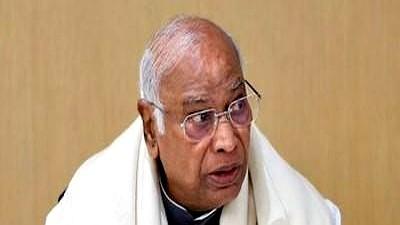 据印媒报道，印度政坛最近这出大戏，主角是印度国大党主席卡尔格。
4月21日，在钦