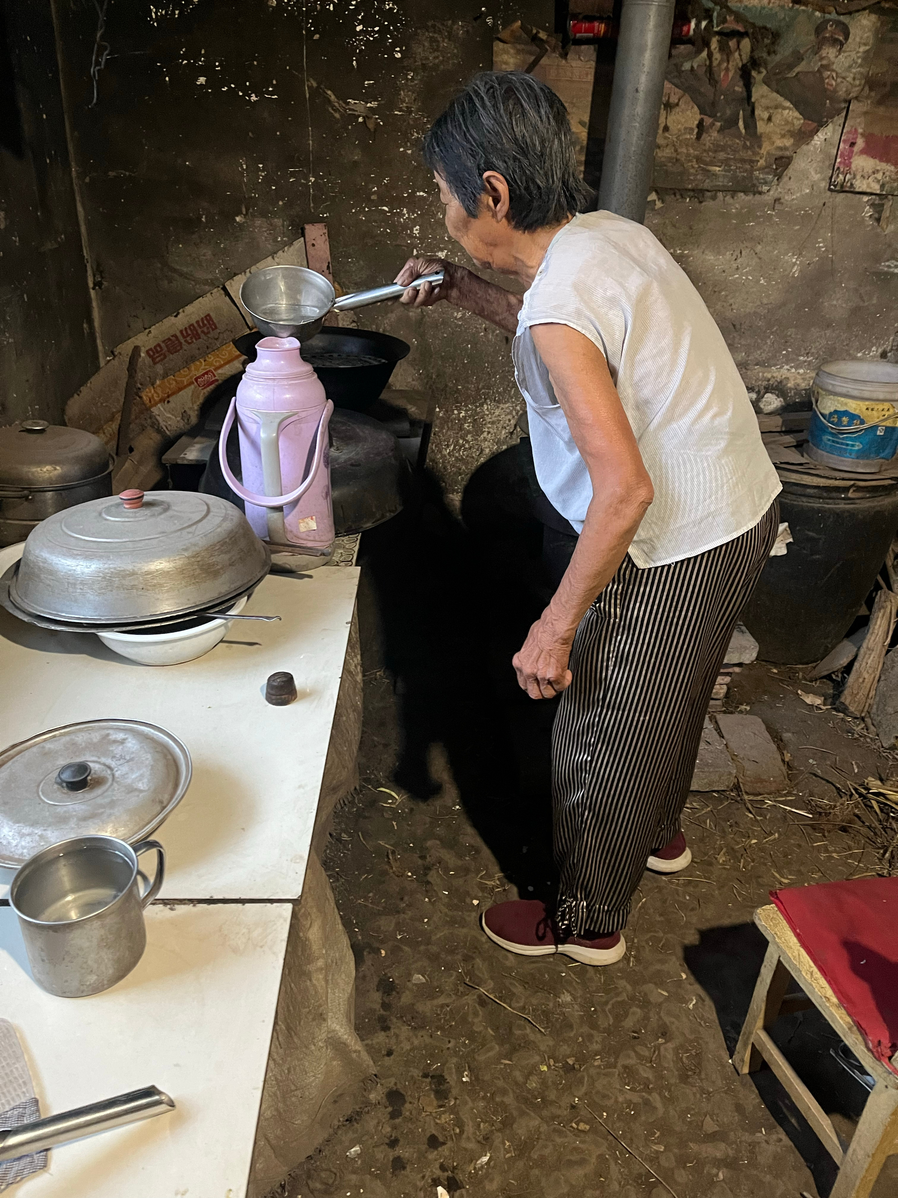 下午等教师小姑子下课再去接了她，当然还有她那个缺魂的哥，一起送回老家去。    