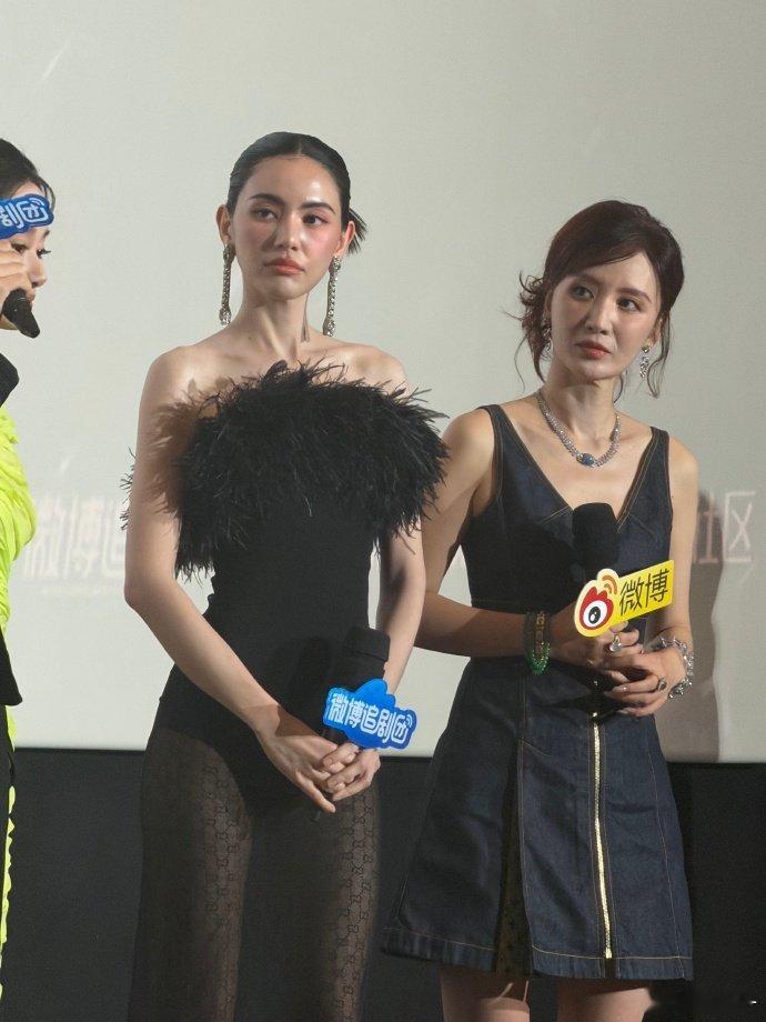 C位给主演张萌站一边 张萌这种甘当背景板的制片人真的太让人佩服了！她把C位让给年