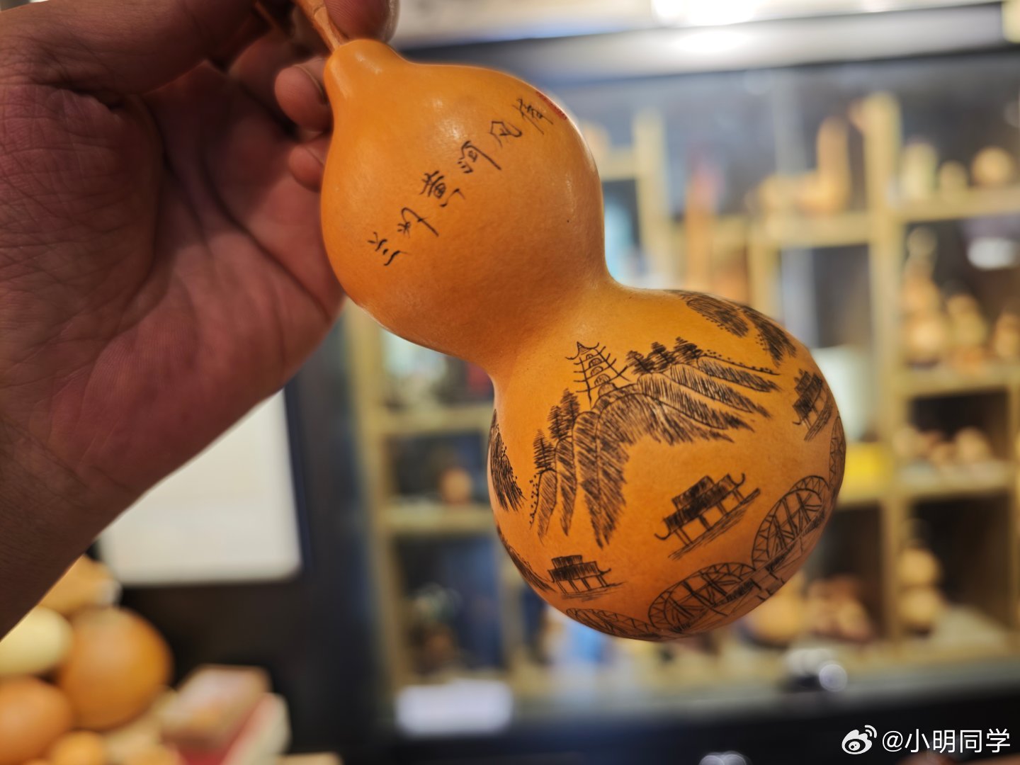 万千气象看陇原 来甘肃非物质文化遗产传承体验店，亲身体验了一把刻葫芦。平时看别人