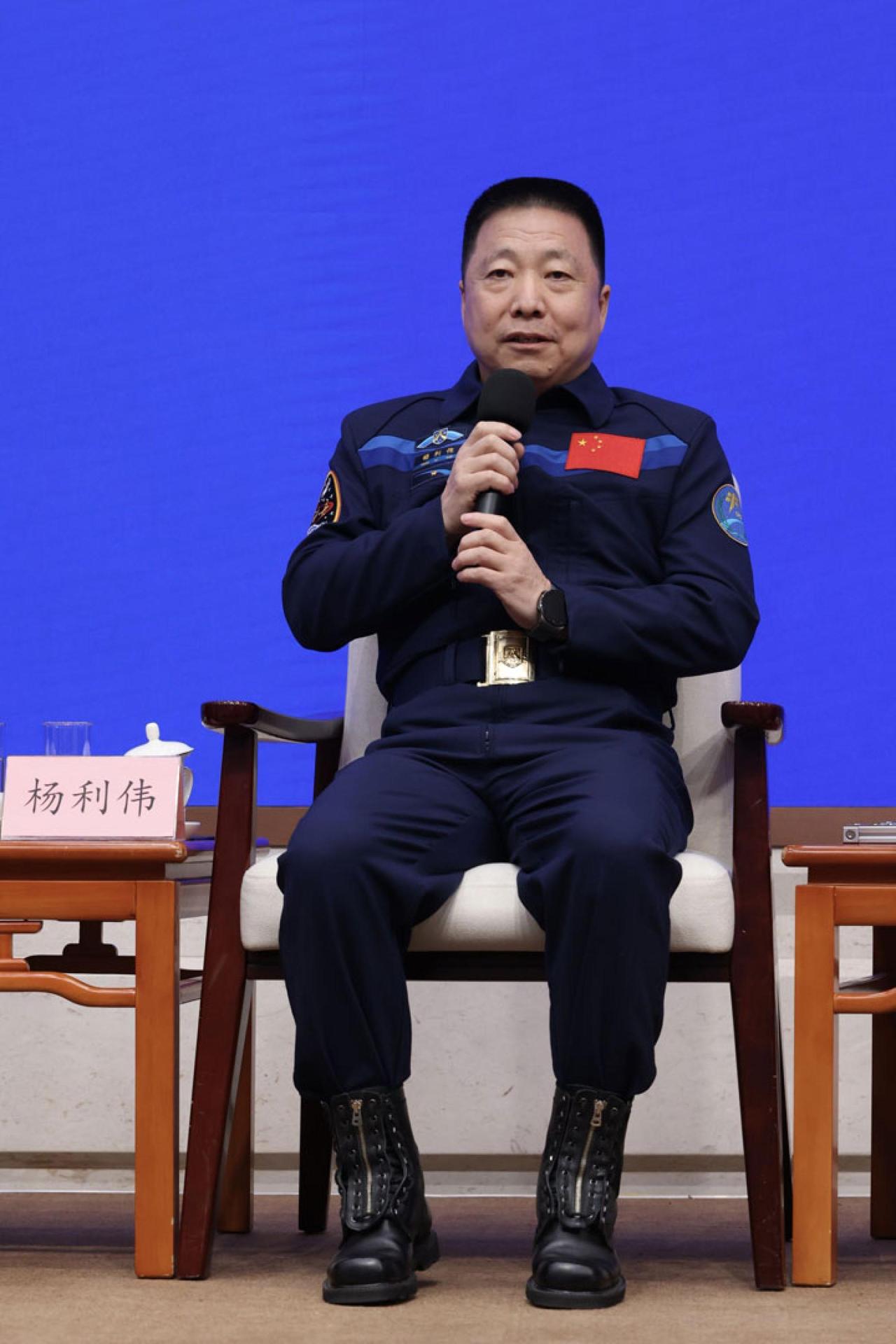 杨利伟去了趟新疆，带回一个和载人登月有关的消息。

在近日举行的中国载人航天工程