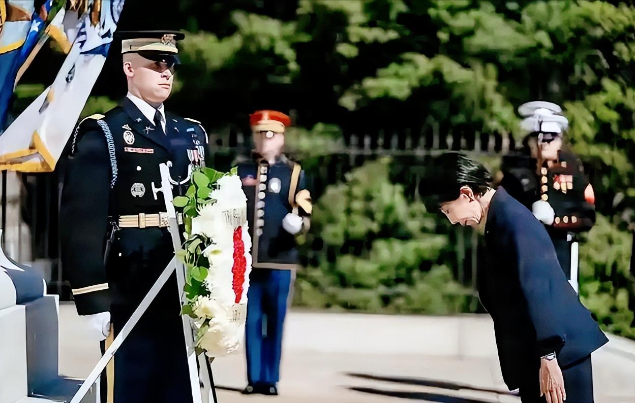 这个国家正往悬崖边猛冲，想拉都拉不住，上至日本首相在美国给向日本投原子弹的美军飞