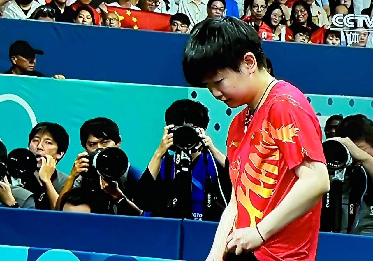 看完莎莎这场比赛，感觉孩子抑郁了，全程压抑着情绪，以往打球，她会喊出来，今天几乎