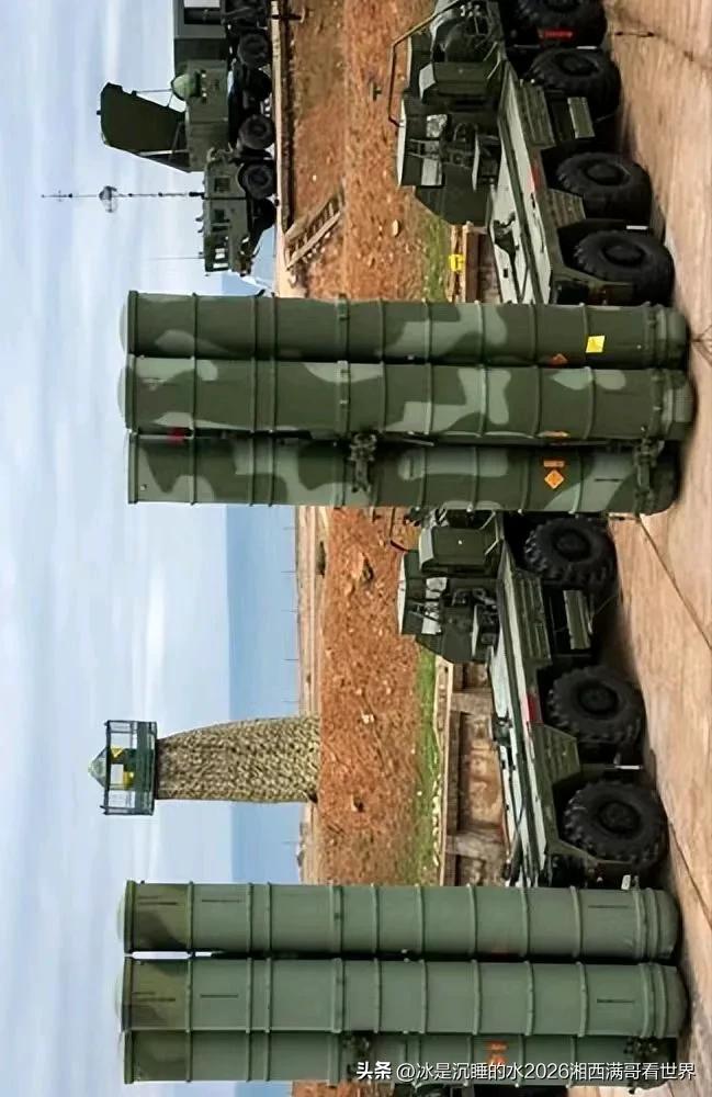 分享一张俄制S-400防空导弹的精彩高清图。俄制S-400“凯旋”防空导弹系统（