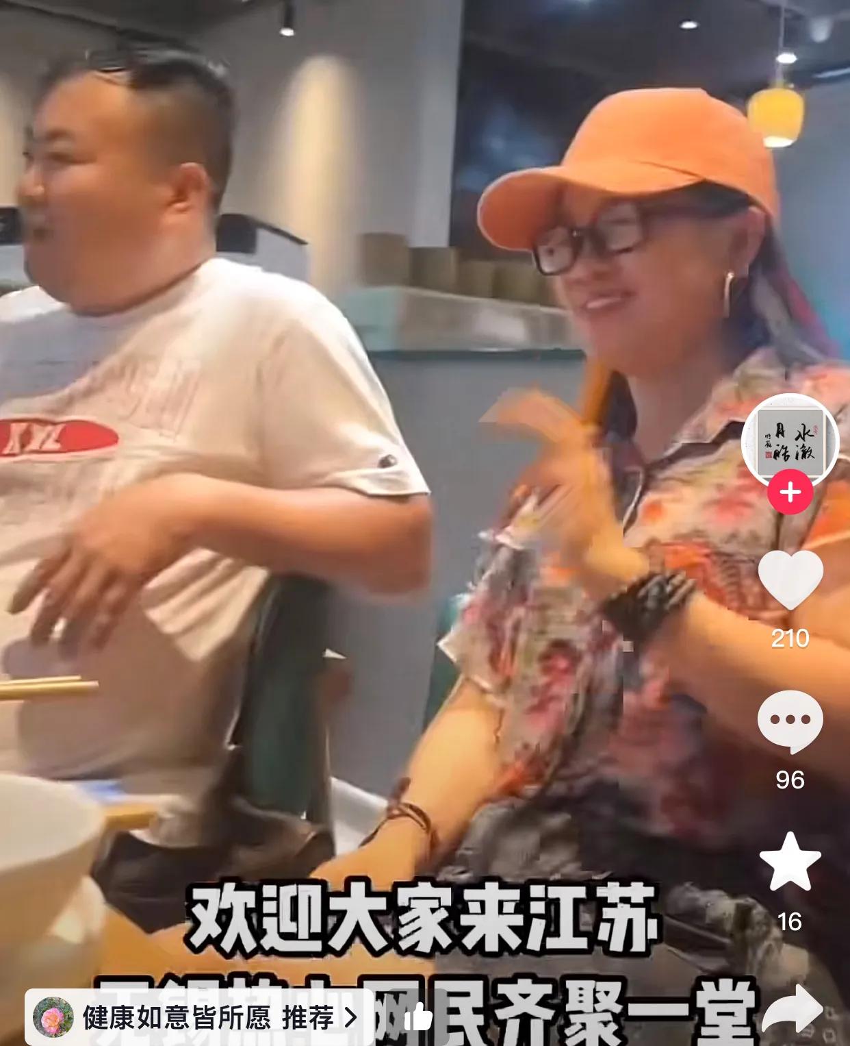 想想真可笑，一群人曾经坐在一起吃饭的时候并没有觉得有什么不妥，有些人甚至还相互加