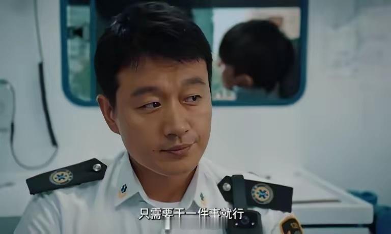 张弛的母亲秦舒华是一名心外科医生，她因医疗事故失去工作，在情绪消沉时选择了自杀。