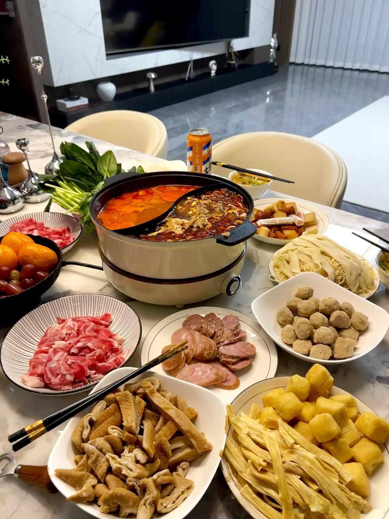住家火锅真的太幸福了～～～火锅真的是我家最受欢迎的了，不管春夏秋冬，一周不吃火锅