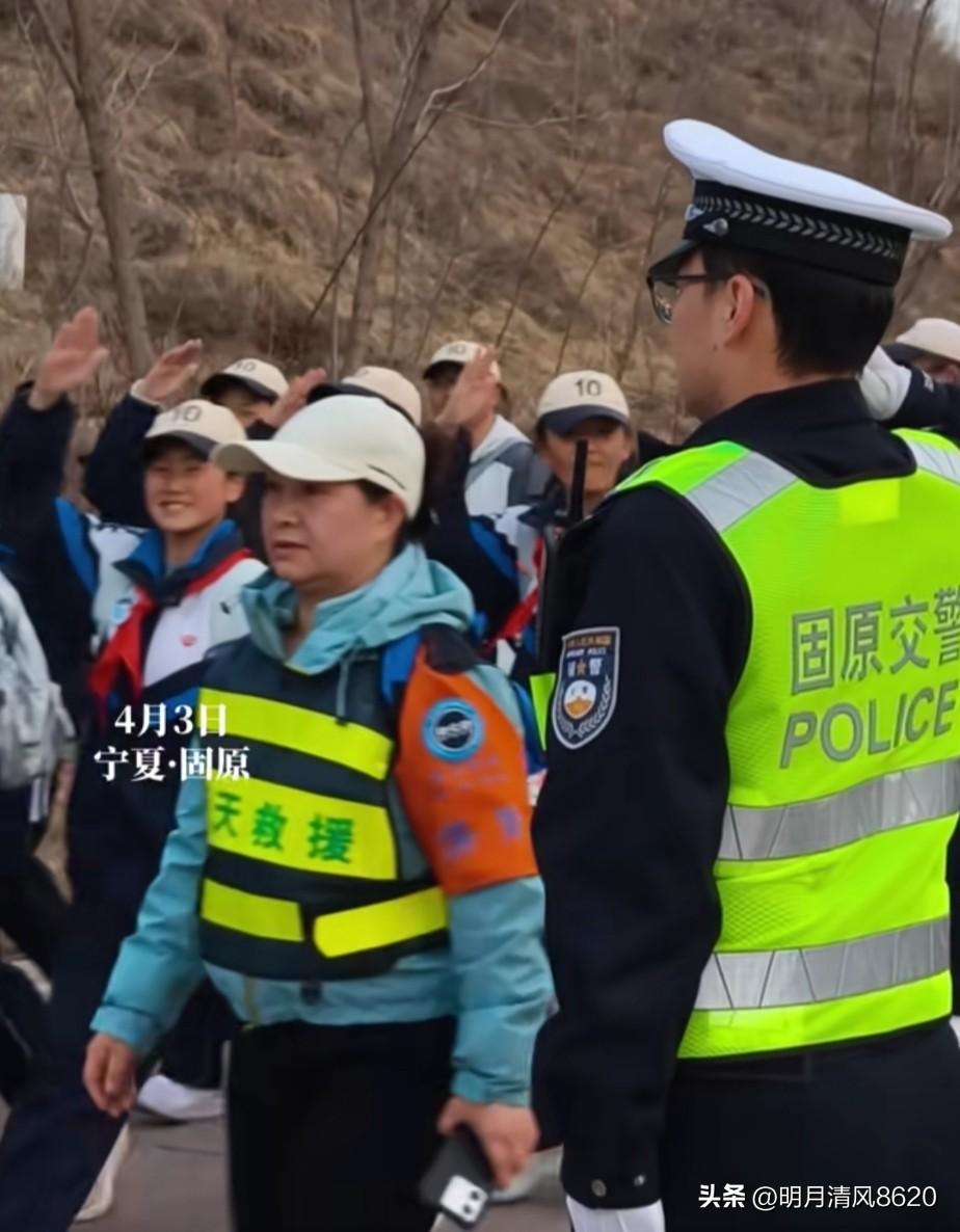 宁夏师生祭英烈上热榜

又到了清明时节，各地纷纷祭祀英烈，而宁夏固原一学校师生却